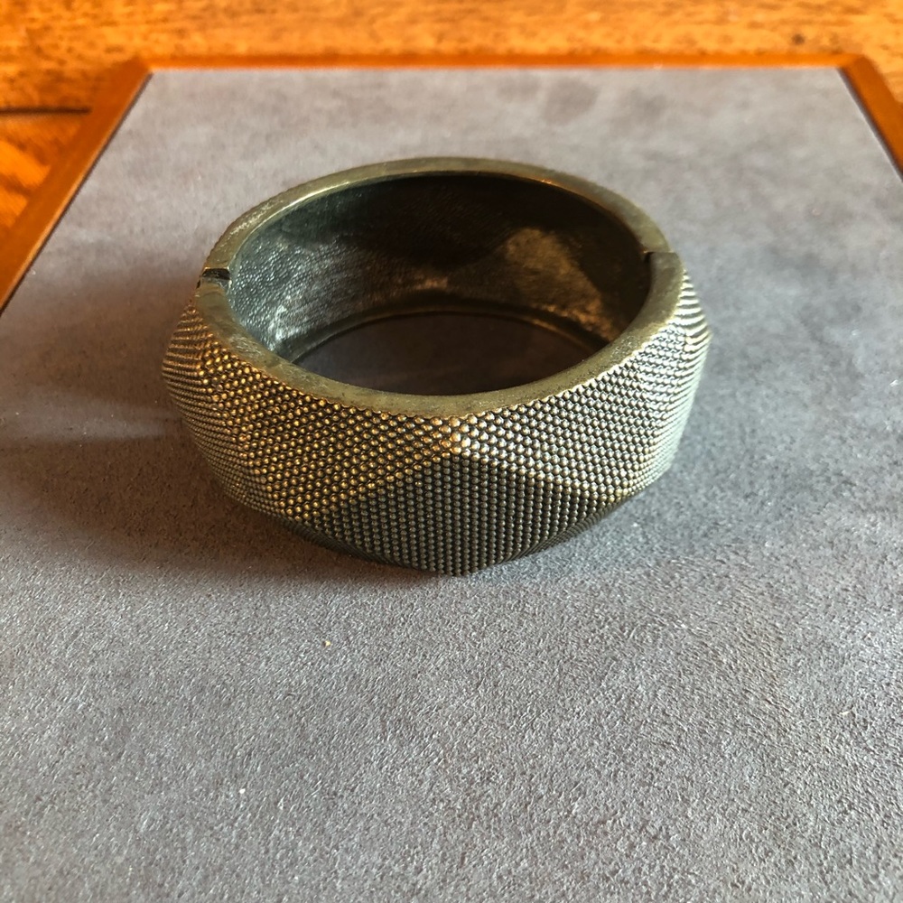 Geometric pattern cuff bracelet - Picture 4 of 5
